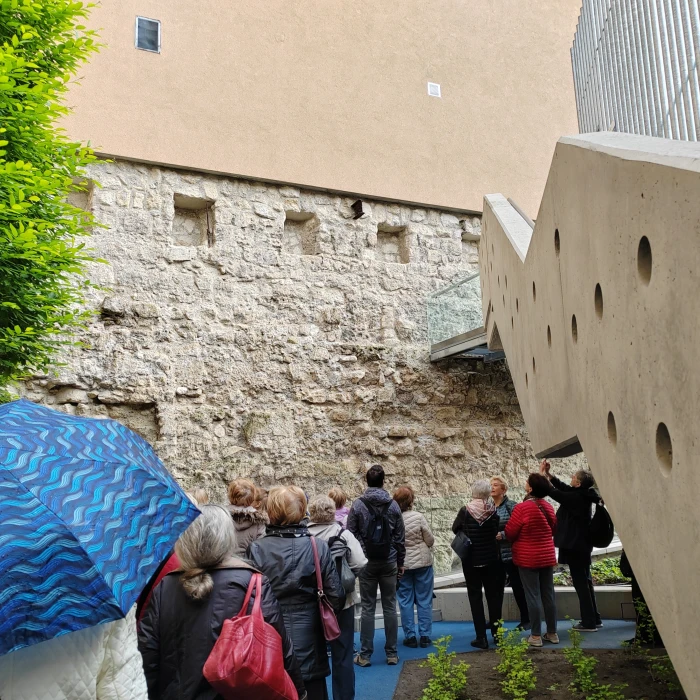 Időutazás a középkori városfaltól a jelenbe - Kecskeméti utca és környéke - Őszi Tematikus Séták 2024