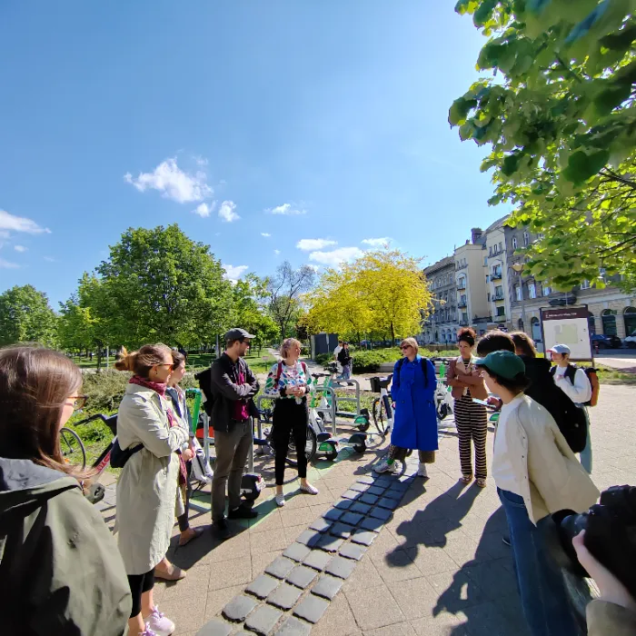 Új élet költözik az üres kirakatokba – elindult a Nyitva! Népszínház Fesztivál Józsefvárosban