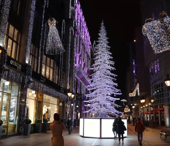 Meghatóan fogtak össze Budapest legszebb bevásárlóutcái a karácsonyunkért