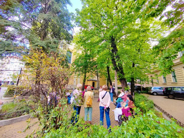 April Wanderings in Budapest – Following Full House Walks