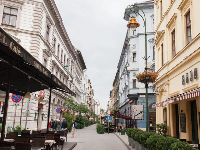 Bizakodás és ötletes megoldások a bevásárló és tematikus utcákban
