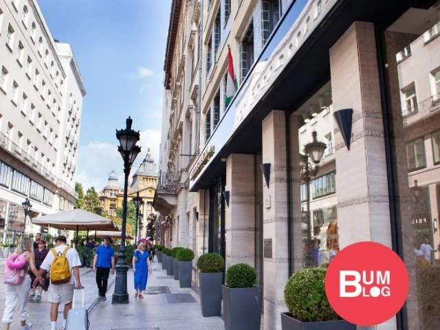 Arany betűkkel fekete gránitba - a Fashion Street újjászületése