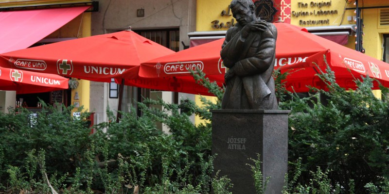 Liszt Ferenc tér - József Attila szobor