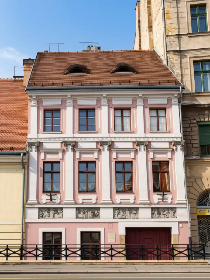 A Négy évszak ház a Batthyány tér 3. szám alatt a 18. század végén épült copf stílusban, nevét pedig a homlokzatát díszítő domborművekről kapta. (fotó: KÉK)