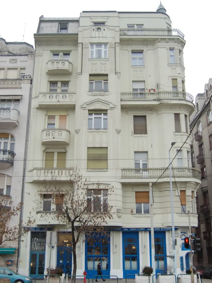 Gyula Fodor’s Corner Building (16 Belgrád Quay): Standing at the corner of Belgrád Quay and Sörház Street, this apartment building—constructed in 1913—was designed by architect Gyula Fodor. In addition to elegant residences, the building housed shops, studios, and various businesses. The painter Lajos Kunffy lived and worked here, and in the 1930s, an establishment offering accommodation with a view of the Danube operated in the building under the name "Sylvia Pensio."