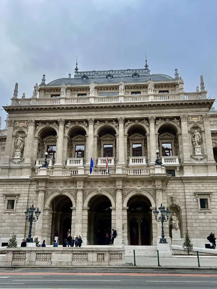 Magyar Állami Operaház- A Hajós utca kezdeténél álló, Ybl Miklós tervei alapján épült neoreneszánsz Operaház Budapest egyik legjelentősebb építészeti alkotása. Az 1884-ben megnyitott épület gazdagon díszített belső tereit Lotz Károly, Székely Bertalan és Than Mór festményei ékesítik. A 2022-ben befejezett átfogó felújítás után az Operaház ismét eredeti pompájában fogadja a látogatókat. 
