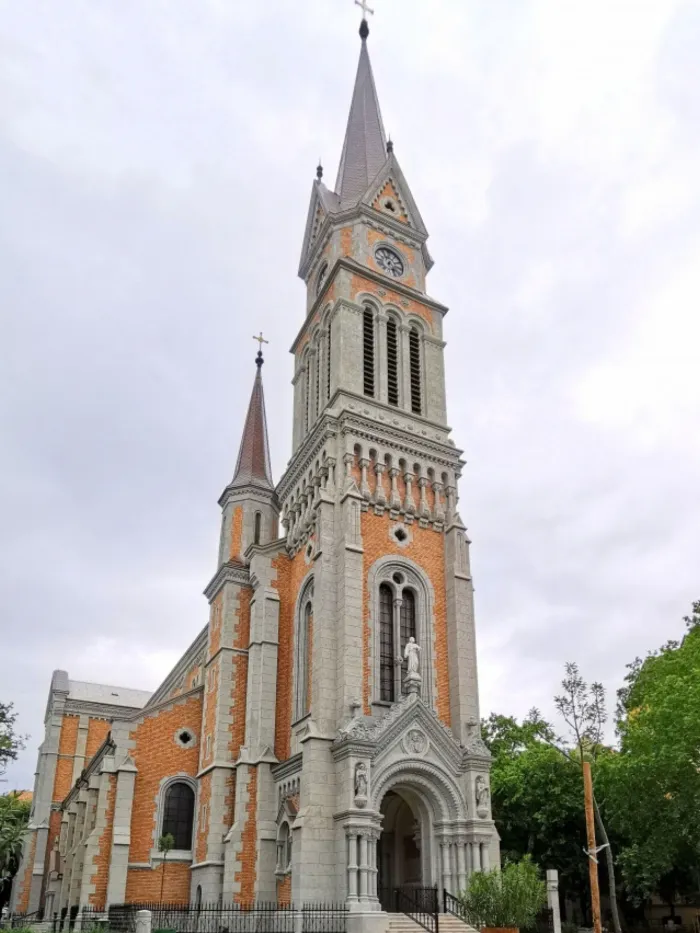The Parish Church of St. Francis of Assisi on Bakats Square, a neo-Romanesque building designed by Miklós Ybl, a true Renaissance architect, who himself designed the most important interior elements, the pulpit and the baptismal font. (photo: Thaler Tamás)
