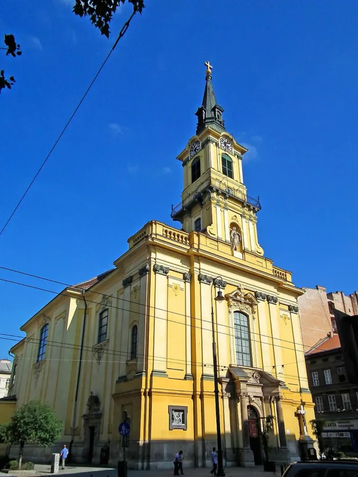 A Kasselik Fidél által tervezett Avilai Nagy Szent Teréz Plébániatemplom, homlokzatán Szent Teréz, a templom védőszentjének szobrával. (fotó: Wikimedia.org_KőrősMárta)