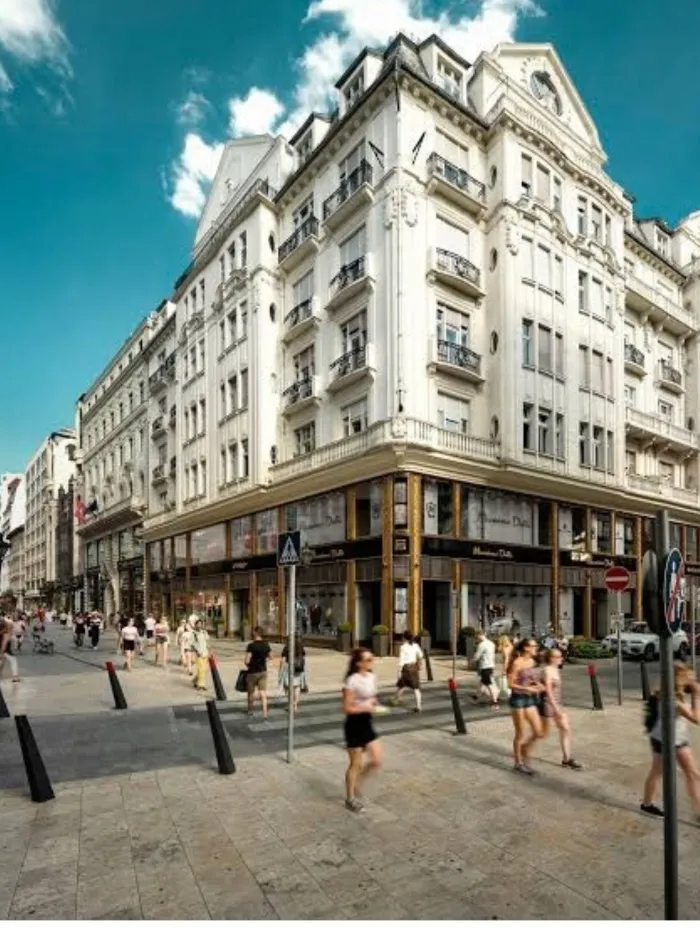 A Bécsi utca és a Fashion Street (Deák Ferenc utca) sarkán álló épület, amely a főváros egykori szélén, a Pest határát kijelölő, régi városfal helyén épült, Sterk Izidor tervei alapján, és az 1900-as évek elején a szűcsipari céget működtető Dán testvérek tulajdonában volt. (fotó: Szemerey Bence)