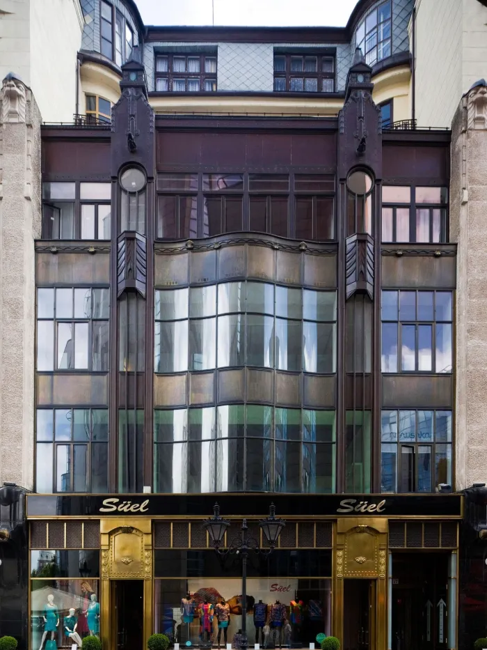 A 17. szám alatti műemlék épület, amelyet a Révész-Kollár páros tervezett és eredetileg a német Jugendstil-architektúra jegyeit viselte, felújításakor pedig 16 tonna rezet használtak fel a korhű helyreállítás érdekében. (fotó: D17 Galéria)