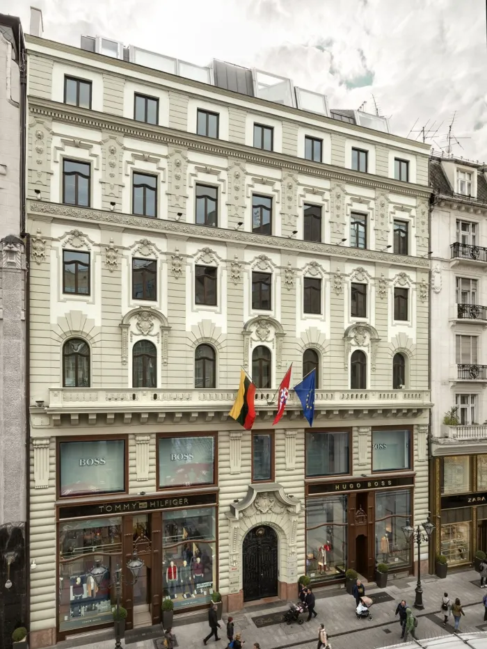 A 15. szám alatt 1903-ban épült, barokkos architektúrájú Deák Palota, amelynek felújításakor a középkori városfal egy darabját megtalálták a pinceszinten, így az épület három különböző korszakot, a középkort, a századfordulót és a 21. századot egyszerre idézi meg. (fotó: FashionStreet_online)