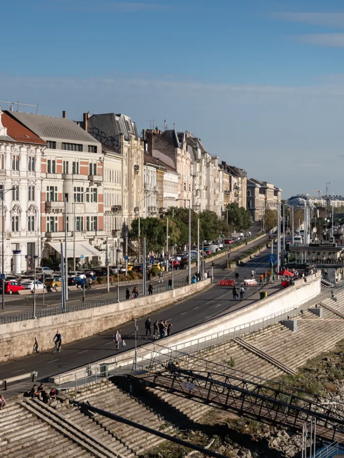 Danube-side Panorama and Historic Promenade: Belgrád Quay is one of Budapest’s spectacular stretches along the Danube, offering a unique view of Gellért Hill, the Buda Castle, and the capital’s bridges. The history of the quay is closely intertwined with the commercial past of Pest and Danube river navigation. The row of historic buildings, combined with the proximity of the river, lends the area a unique atmosphere to this day.