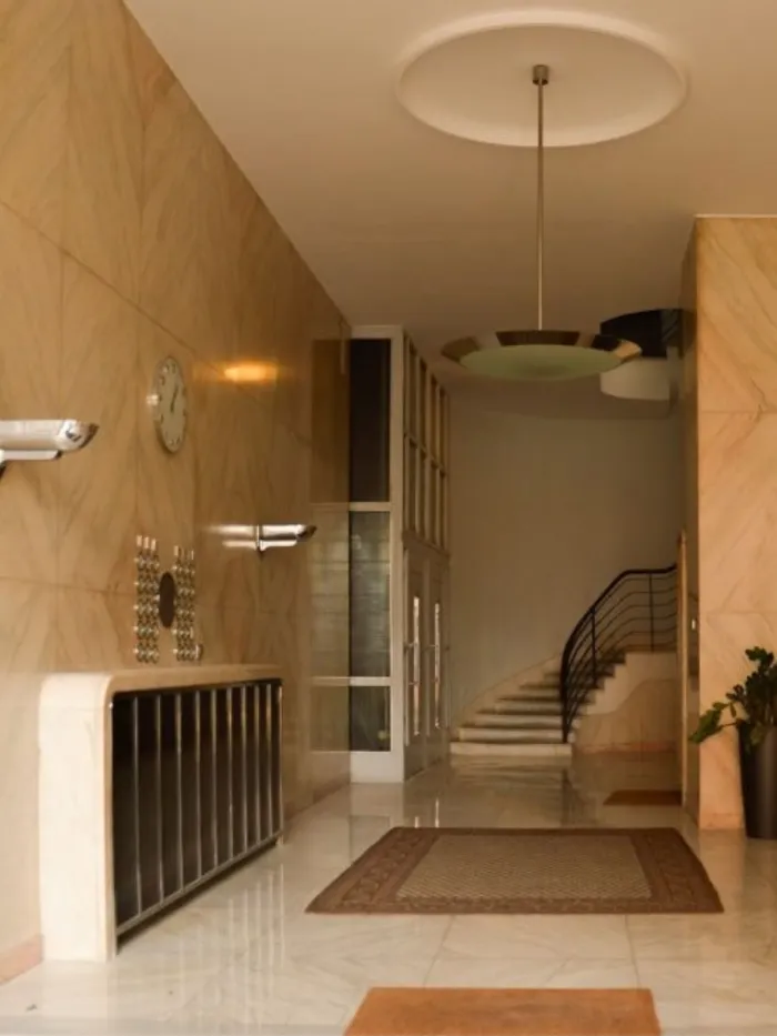 A Dunapark ház néven ismert, bauhaus stílusú luxusbérház a főváros legelegánsabb modern bérpalotája, franciaudvarral és királykék lépcsőházzal. (fotó: Siposz Sofia)