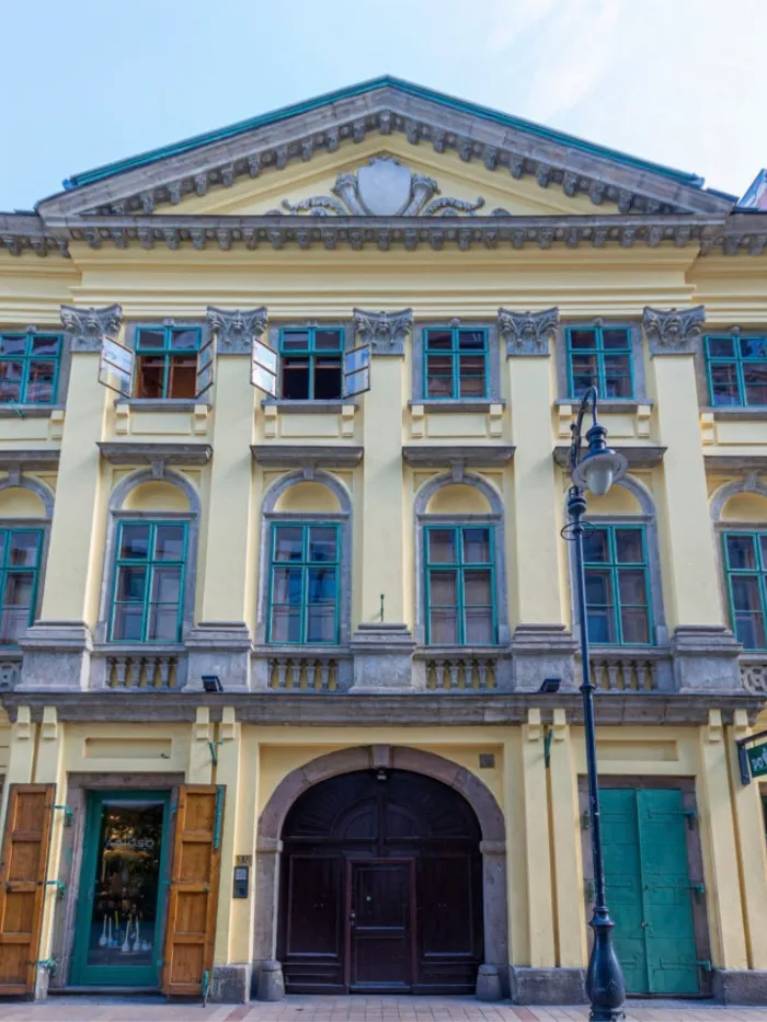 A Király utca 9. szám alatt áll az egyetlen megmaradt copf stílusú pesti ház, a Három Rózsa ház. (fotó: KÉK)