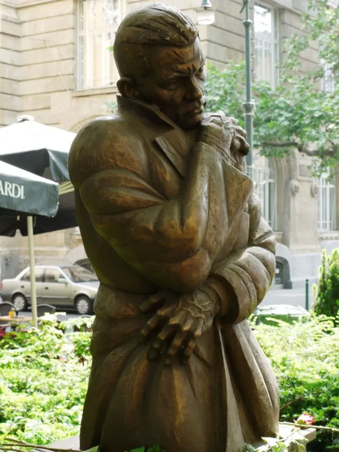 József Attila szobra, posztamensén a Kész a leltár című verssel, Gyurcsek Ferenc alkotása. (fotó: Kozterkep_BognárLászló)