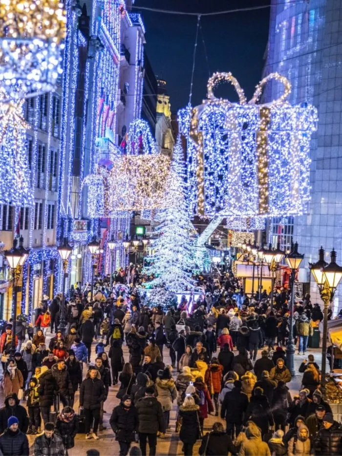 A karácsonyi időszak varázslatos, ünnepi díszkivilágítása. (fotó: Fashion Street_online)