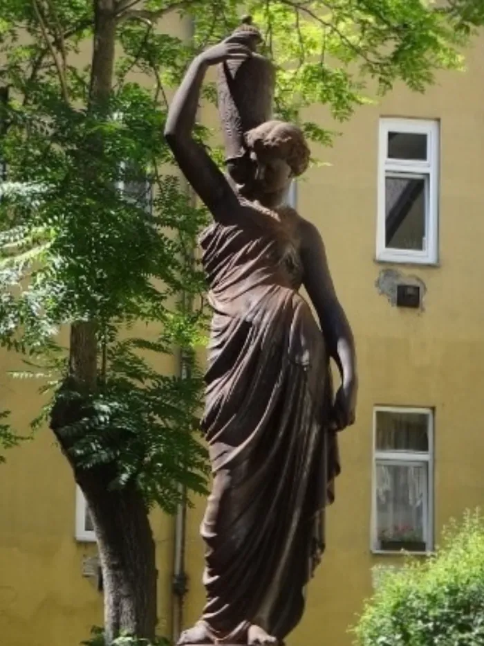 The ornamental fountain with the statue of the "Girl with a pitcher" standing in the courtyard of the house at 47 Ráday utca. (photo: Kozterkep)