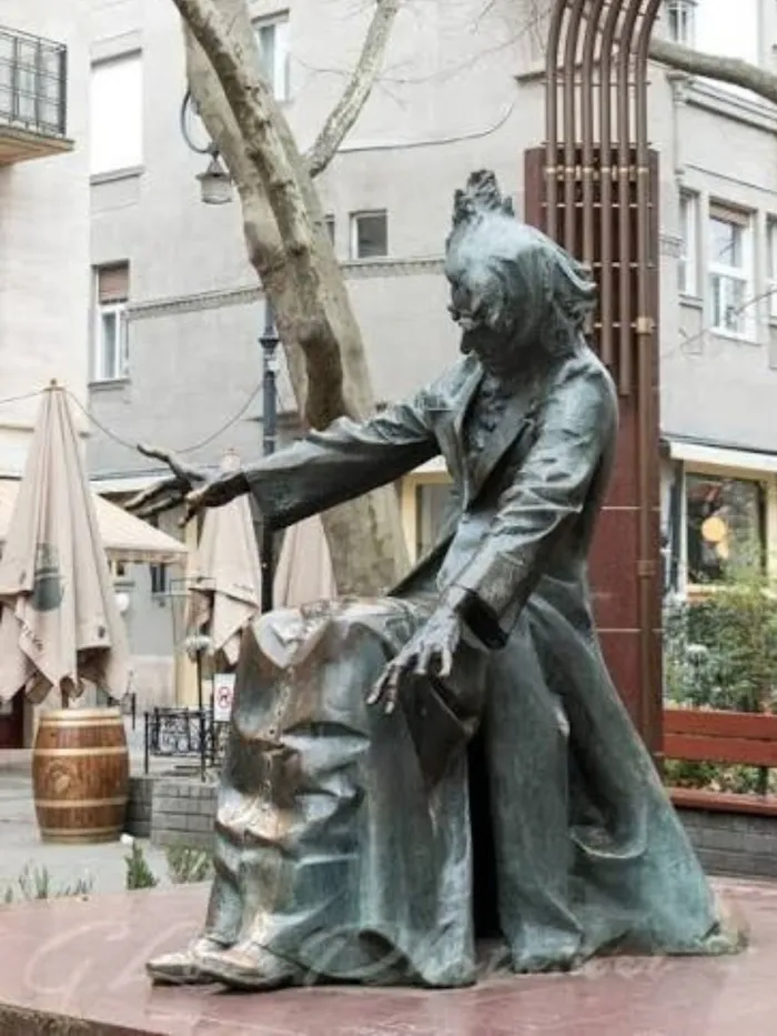 A zongorán játszó Liszt Ferenc szobra, Marton László szobrász-, Finta József építész- és ifj. Szlávics László iparművész alkotása. (fotó: Kozterkep_BognárLászló)