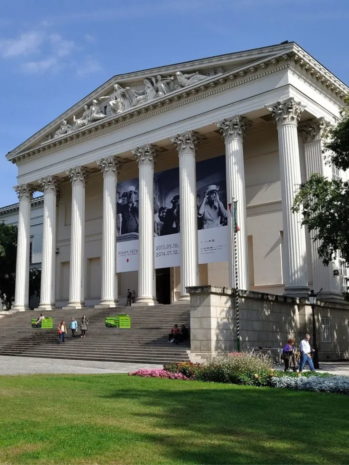 A Magyar Nemzeti Múzeum Magyarország legnagyobb múzeuma, az alapítása óta eltelt több mint 200 év alatt hatalmas mennyiségű történelmi emléket gyűjtöttek itt össze, a Múzeumkert pedig a hétköznapok kedvelt pihenőkertje. (fotó: Telekom_Spots)