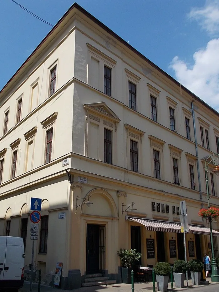 The building at 11 Ráday Street, representing the noble classicism of the first half of the 19th century, is the work of József Hild, and its architectural peculiarity is the preservation of the Empire elements. (photo: Wikimedia.org)