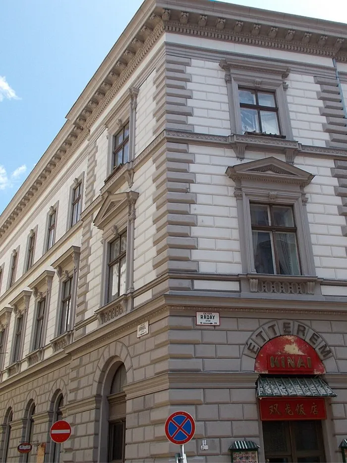 On the corner of Ráday and Erkel streets stands the former palace tenement of Count György Károlyi, whose neo-Renaissance courtyard with Italianate loggia is a real attraction. (photo: Wikimedia.org)