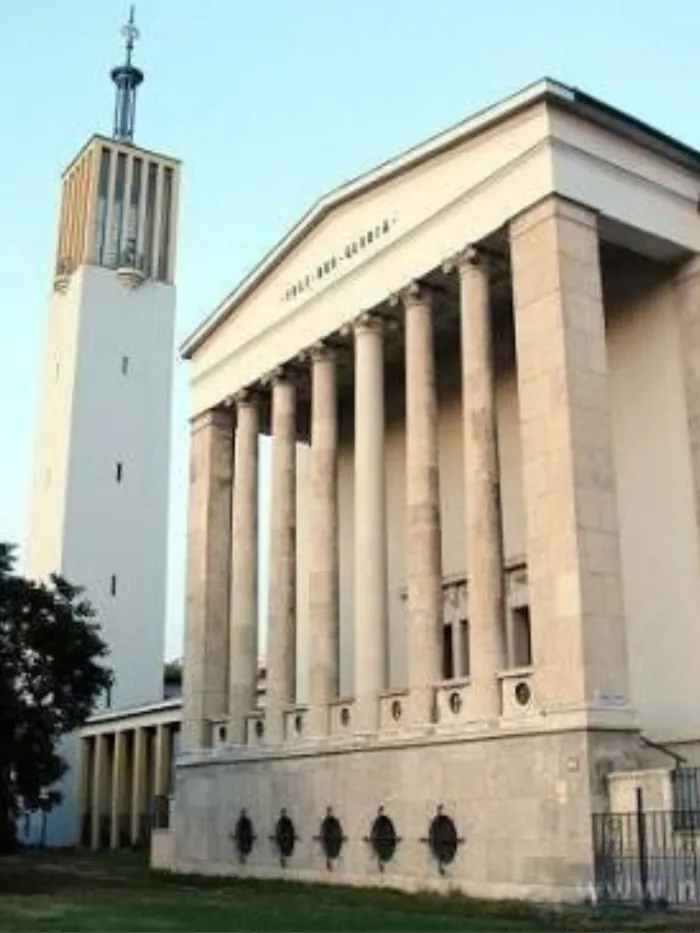 A Pozsonyi úti Hálaadás református templomot 1940-ben szenteltek fel, altemplomában színpad és rendezvényterem található. (fotó: Nagy Vőfély)