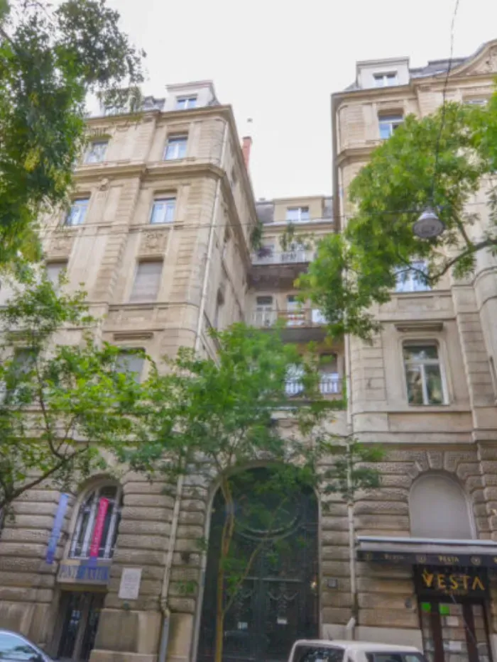 The apartment building at No 10, a model of the "French courtyard" block design of 100 years ago, with the special feature of the building being the vaulted basement system running underneath, which also houses a gallery.