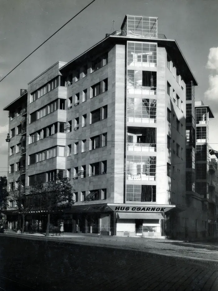 The six-storey tenement building of Simplon House with its panoramic roof terrace at 62-64 Bartók Béla út, which once housed the Bartók Cinema, the most modern cinema of its time.