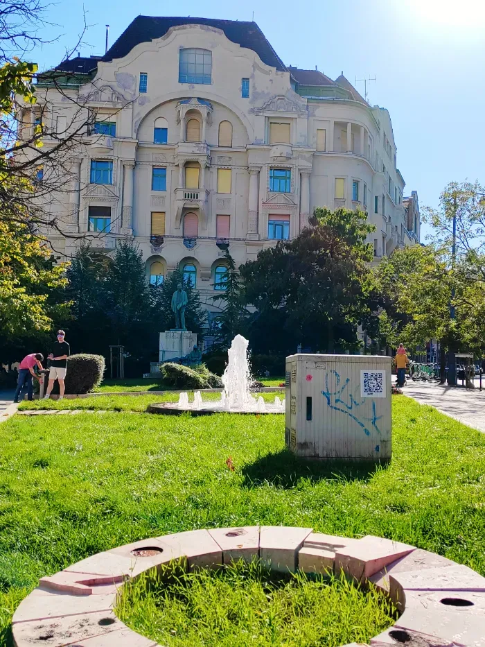 The art nouveau-eclectic-oriental building of the Hadik House on Gárdonyi Square with the legendary Hadik Café.