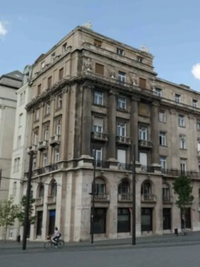 The neo-Baroque building at No. 2, which also overlooks Kossuth Square, designed by Béla Málnai, the former Hungarian General Coal Mining Company's pension institute's tenement building, with its wrought-iron gate, coloured marble lobby and unique elliptical staircase.