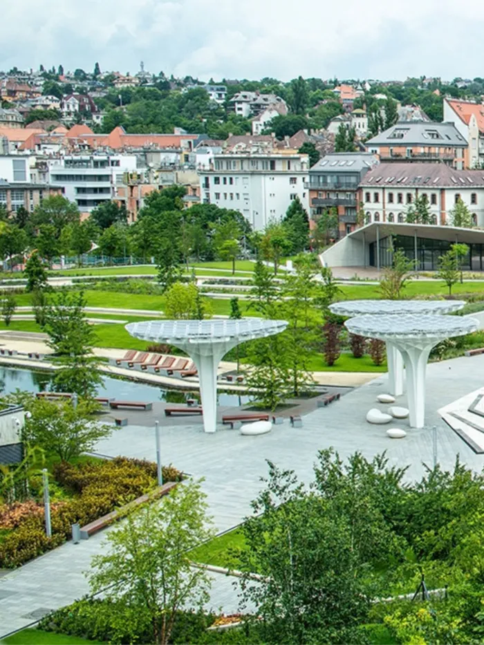 A Széllkapu park Közép-Európa egyik legnagyobb pihenőparkja tóval, látványos design-napelemekkel, többezer újonnan ültetett fával és növénnyel, és egy 4000 négyzetméteres függőkerttel. (fotó: Millenaris.hu)