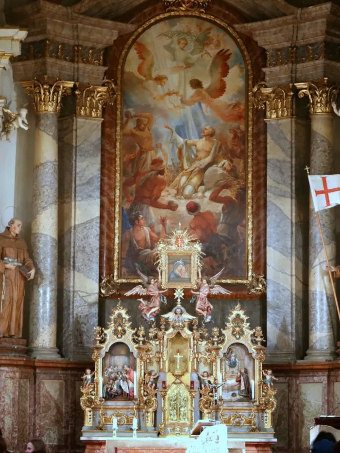 A Budapest Országúti Szent István első vértanú templom a budai ferencesek barokk temploma, Szent Ferenc életét ábrázoló színes üvegablakokkal. (fotó: Thaler Tamás)