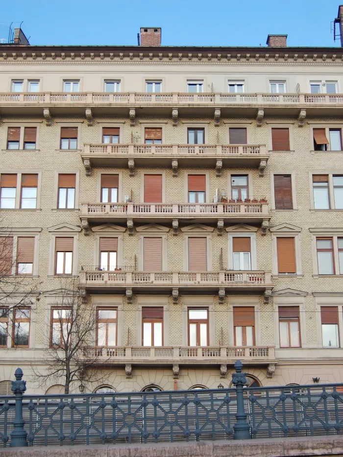 Belgrad rkp. 3-4.: Built in 1882, this Neo-Renaissance apartment building was designed by Alajos Hauszmann—who would later become the lead architect for the reconstruction of the Buda Castle—on commission from university professor Sándor Szarvassy. The building’s original, ornate ironwork was crafted by Gyula Jungfer. Originally three stories high, the building was expanded by two additional levels in 1935–1936, at which time its interior layout was also modernized.