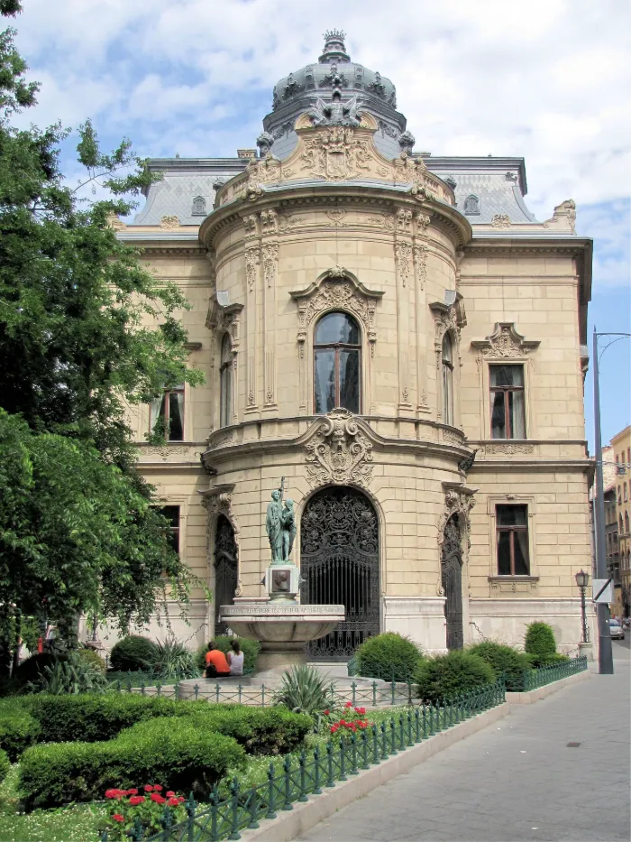 A Wenckheim palotában már közel 100 éve a Fővárosi Szabó Ervin Könyvtár működik, a korhű termeket, olvasótermekké avanzsált szalonokat ma egyetemisták és kutatók használják. (fotó: Wikimedia.org_KovacsDaniel)