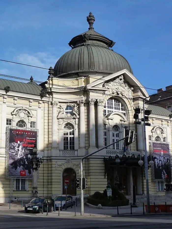 A Vígszínház 1896-ban nyitott meg, híres szerzői voltak Molnár Ferenc, Bródy Sándor, Szomory Dezső és Szép Ernő, és olyan színészek játszottak itt, mint Varsányi Irén, Karády Katalin, Jávor Pál, Ruttkai Éva és Latinovits Zoltán. (fotó: Wikimedia_DerkiElekesAndor)