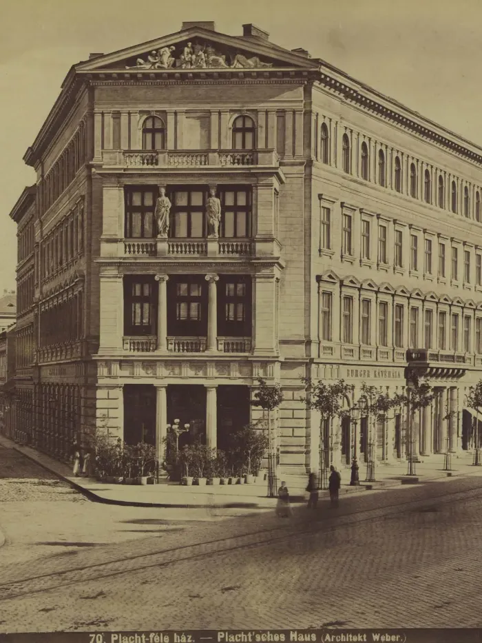 Placht-ház – József Attila egykori lakóháza (Bajcsy-Zsilinszky út 37.)- A Hajós utca végén álló, 1872–1874 között épült neoreneszánsz bérpalota Wéber Antal építész egyik kiemelkedő alkotása. A látványos sarokhomlokzatot kariatidák, oszlopok és a Prométheusz történetét ábrázoló szoborcsoport díszíti. Az épületben egykor József Attila is lakott. Különlegessége a gazdagon kialakított lépcsőház és az előcsarnok több mint százéves vörösmárvány falikútja. (fotó: Fortepan)